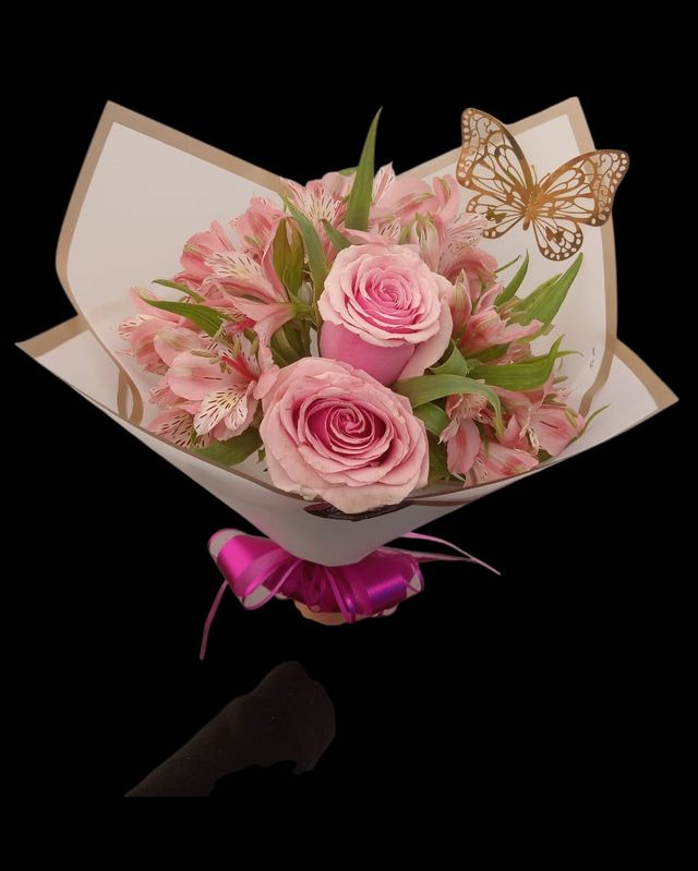 Bouchon de rosas rosadas y astromelias