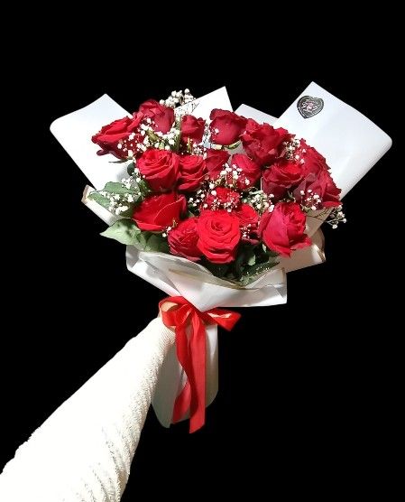 Arreglo de rosas rojas y gypsophila