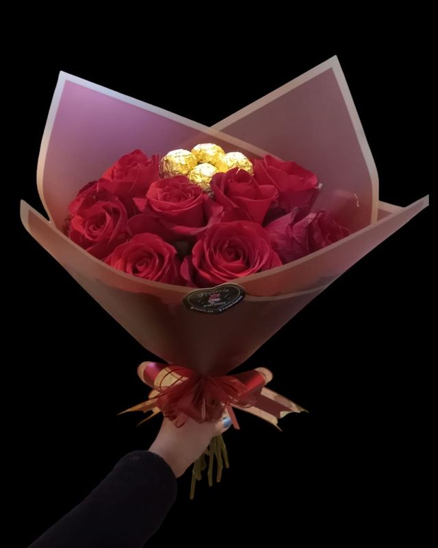 Bouchon de rosas rojas con bombones Ferrero