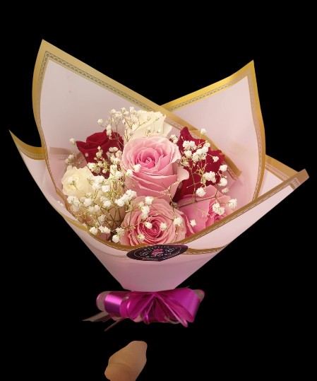 Bouchon de rosas rosadas y gypsophila