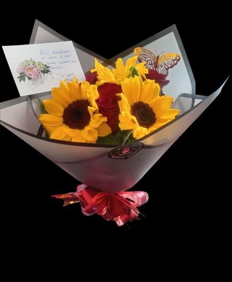 Bouchon de rosas y girasoles con mariposa