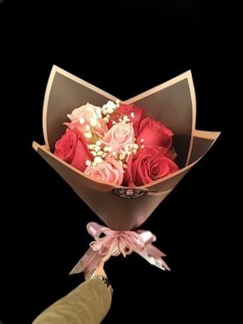 Bouchon de rosas rojas y rosadas